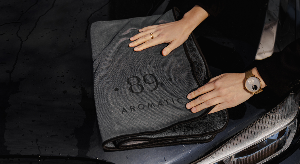 Drying a car with the Aromatic 89 drying towel