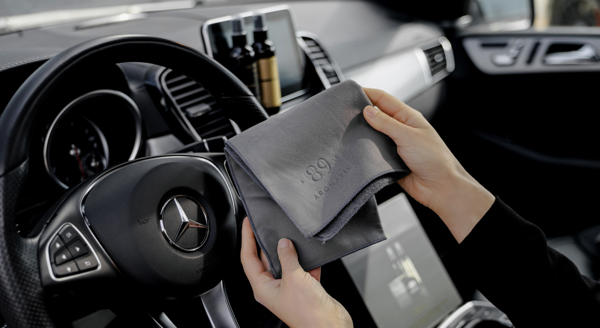 Cleaning a car interior with the Aromatic 89 microfibre towel